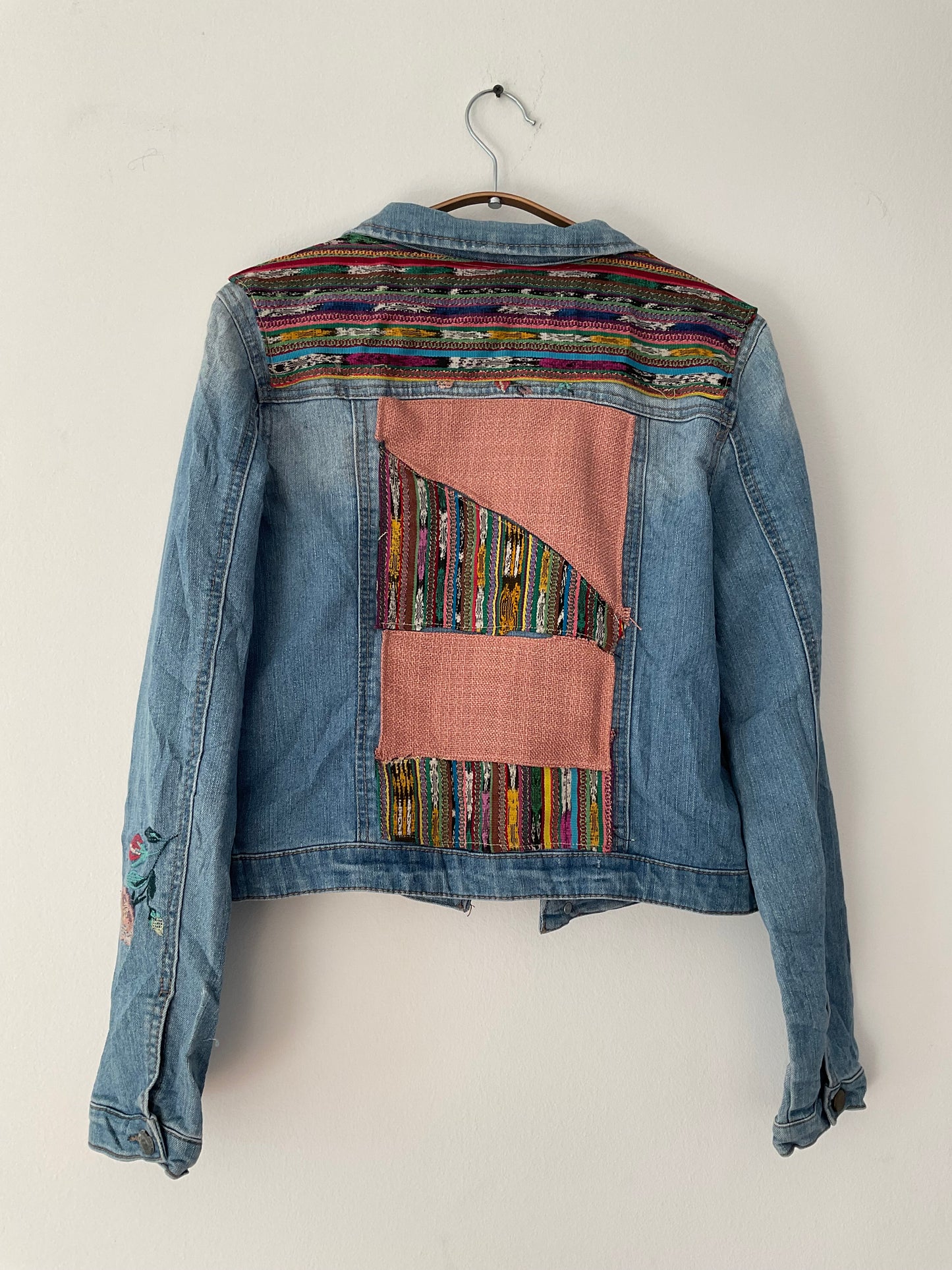 Chaqueta denim upcycled tribal