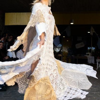 Vestido upcycled hecho a mano con manteles antiguos - Pin Upcycling