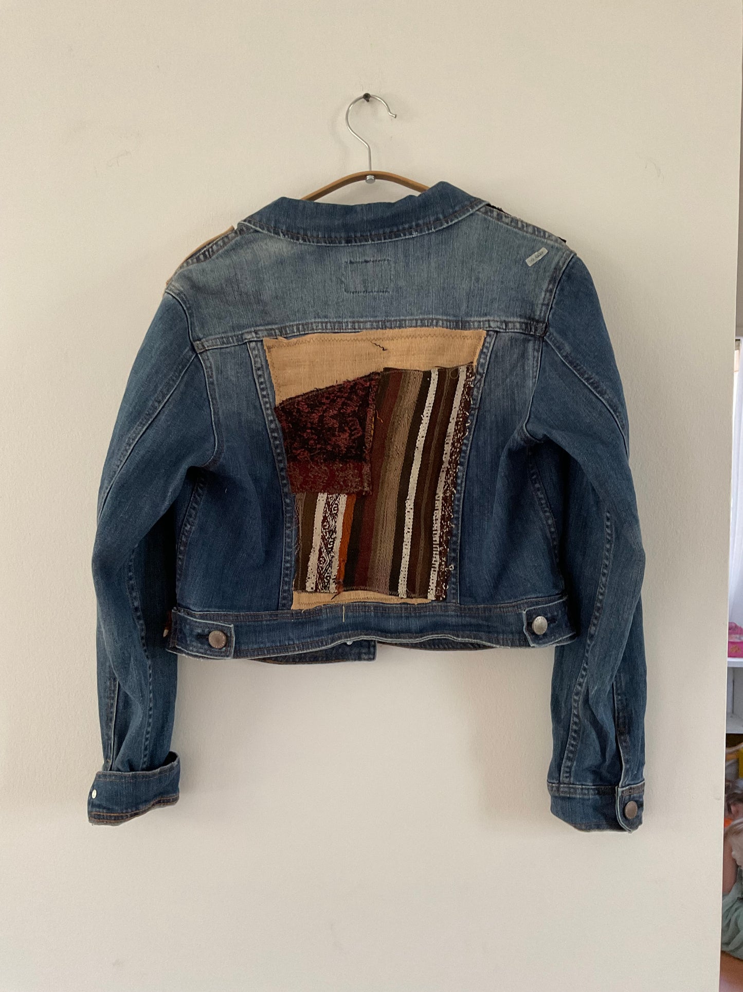 Chaqueta denim upcycled tribal