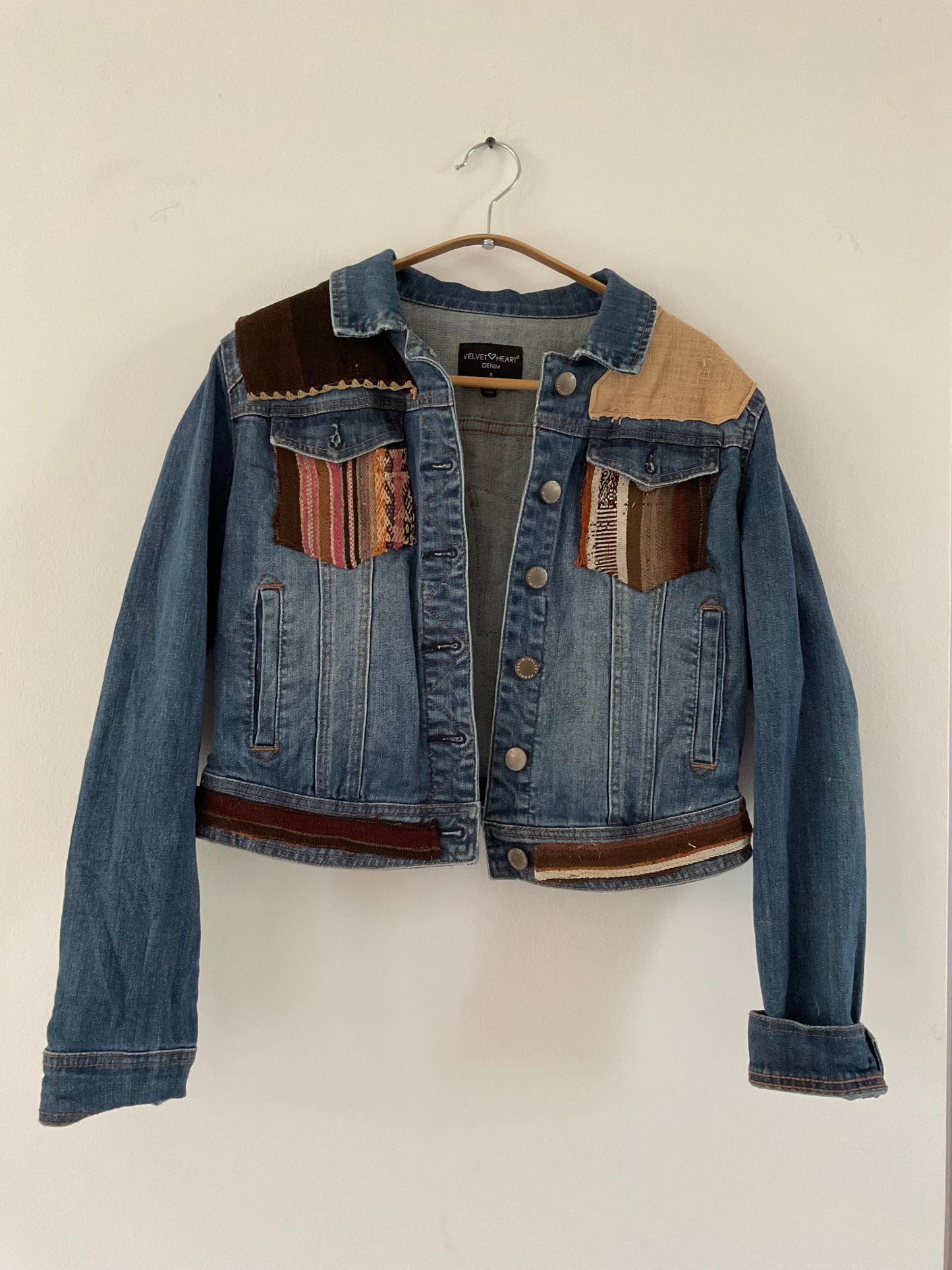 Chaqueta denim upcycled tribal